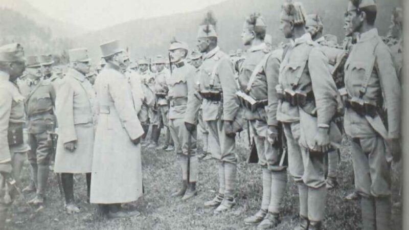 1915年、イタリアのイゾンツォ戦線でボスニア・ヘルツェゴビナ歩兵隊を率いるカール大公
